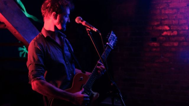 Bosnia and Herzegovina, Mostar, 2023/11/12. Francois Velliet give a concert in Mostar, twenty years after he came to play on the old bridge when he was being reconstructed. Photograph by Geoffrey Brossard / Nangka Press / Hans Lucas.
Bosnie-Herzegovine, Mostar, 2023/11/12. Francois Velliet donne un concert a Mostar, vingt ans apres etre venu jouer sur le vieux pont en cours de reconstruction. Photographie de Geoffrey Brossard / Nangka Press / Hans Lucas.