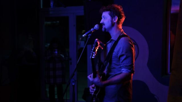 Bosnia and Herzegovina, Mostar, 2023/11/12. Francois Velliet give a concert in Mostar, twenty years after he came to play on the old bridge when he was being reconstructed. Photograph by Geoffrey Brossard / Nangka Press / Hans Lucas.
Bosnie-Herzegovine, Mostar, 2023/11/12. Francois Velliet donne un concert a Mostar, vingt ans apres etre venu jouer sur le vieux pont en cours de reconstruction. Photographie de Geoffrey Brossard / Nangka Press / Hans Lucas.