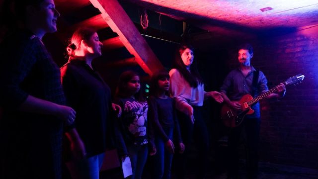 Bosnia and Herzegovina, Mostar, 2023/11/12. Francois Velliet give a concert in Mostar, twenty years after he came to play on the old bridge when he was being reconstructed. Photograph by Geoffrey Brossard / Nangka Press / Hans Lucas.
Bosnie-Herzegovine, Mostar, 2023/11/12. Francois Velliet donne un concert a Mostar, vingt ans apres etre venu jouer sur le vieux pont en cours de reconstruction. Photographie de Geoffrey Brossard / Nangka Press / Hans Lucas.